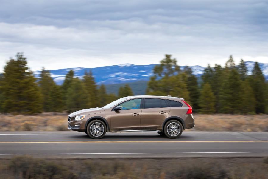  Volvo V60 Cross Country 2015 года  (US) (фото 16 из 23)